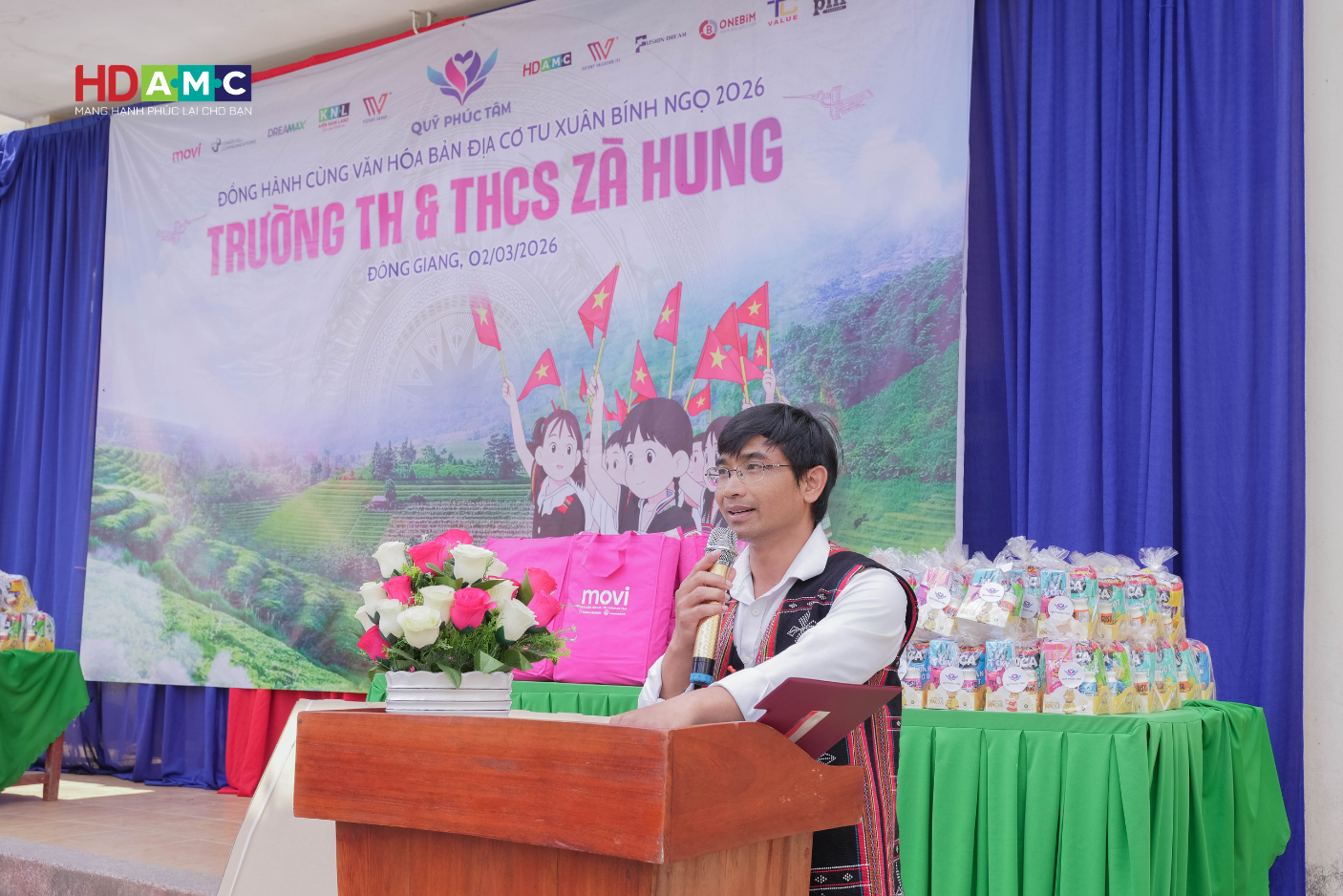 Đại diện xã Zà Hung phát biểu cảm ơn vì sự đồng hành trên con đường học tập của các em học sinh